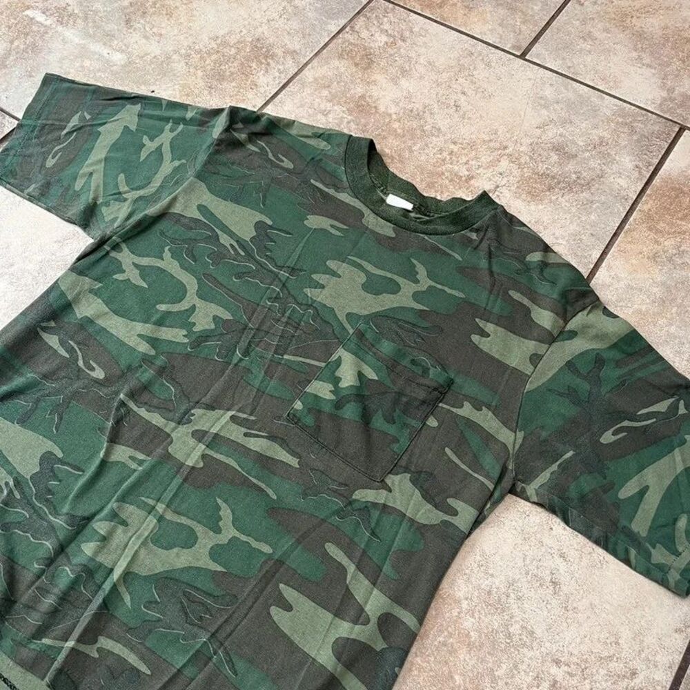 Vintage 80s Woodland Camo Pocket Tee Single Stitch Lightweight Oversized Size L